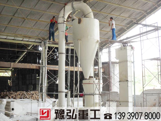 正在安装中的烟煤粉加工设备